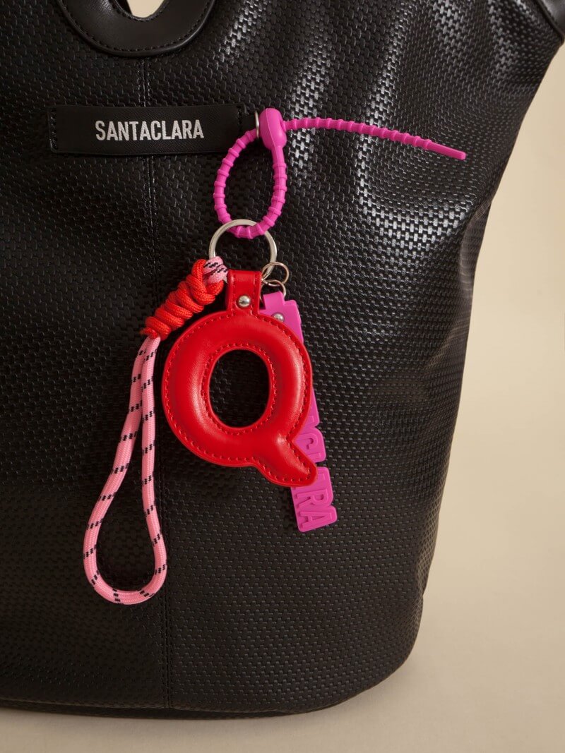 Llavero Y Charm Letra Q Multicolor