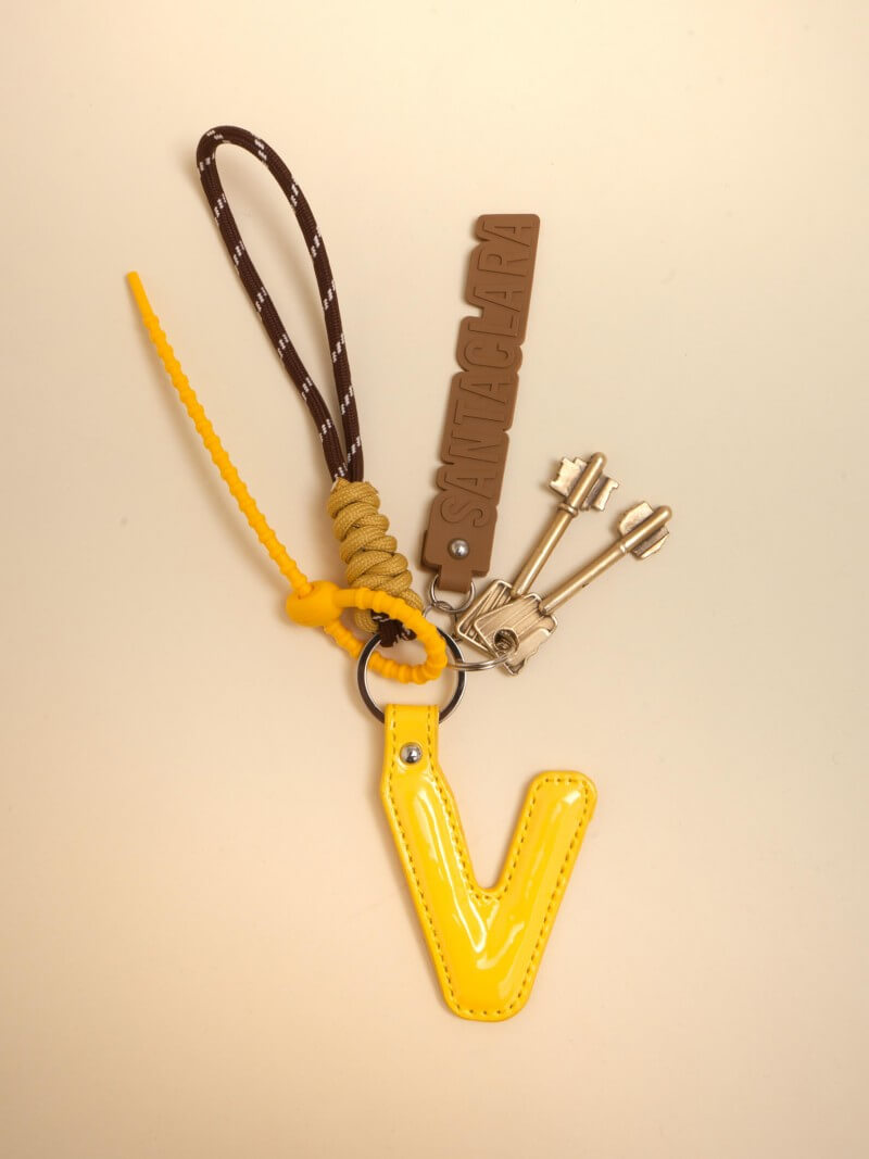 Llavero Y Charm Letra V Multicolor