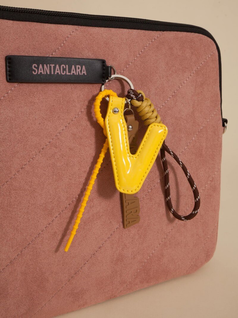 Llavero Y Charm Letra V Multicolor