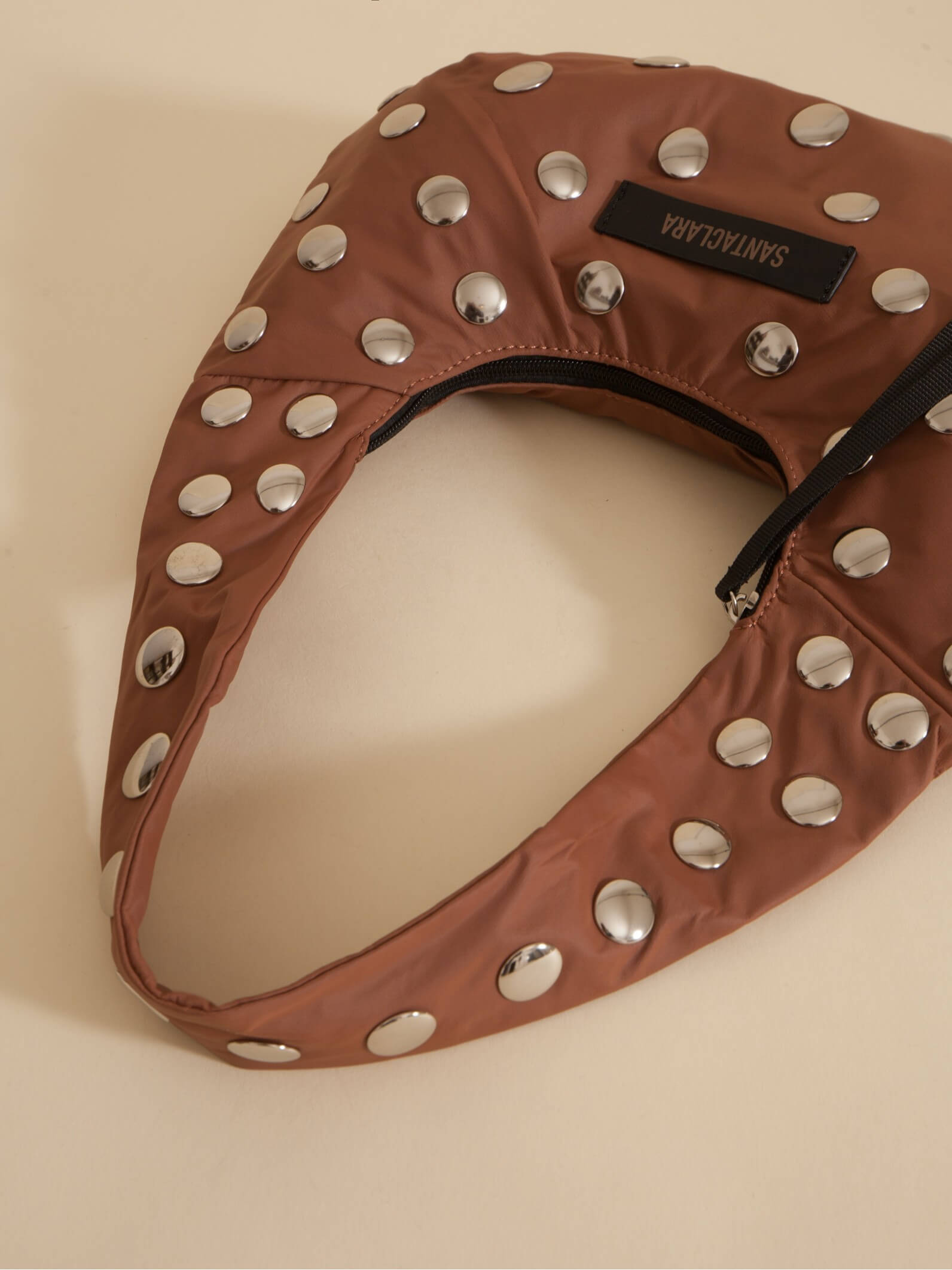 Minibag Magui Marrón Con Tachas