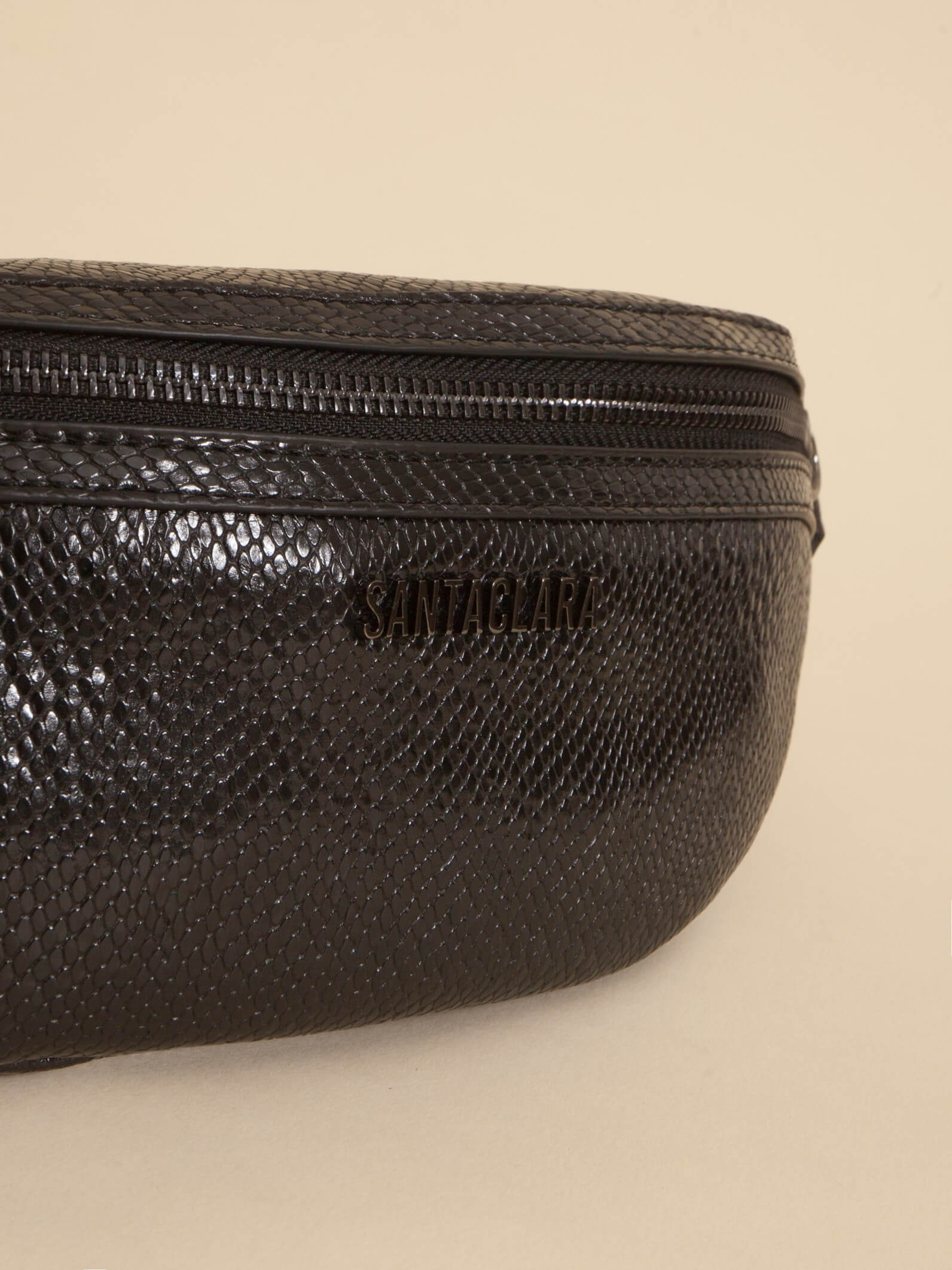 Riñonera Eva Negra De Charol con Bolsillo Antirrobo