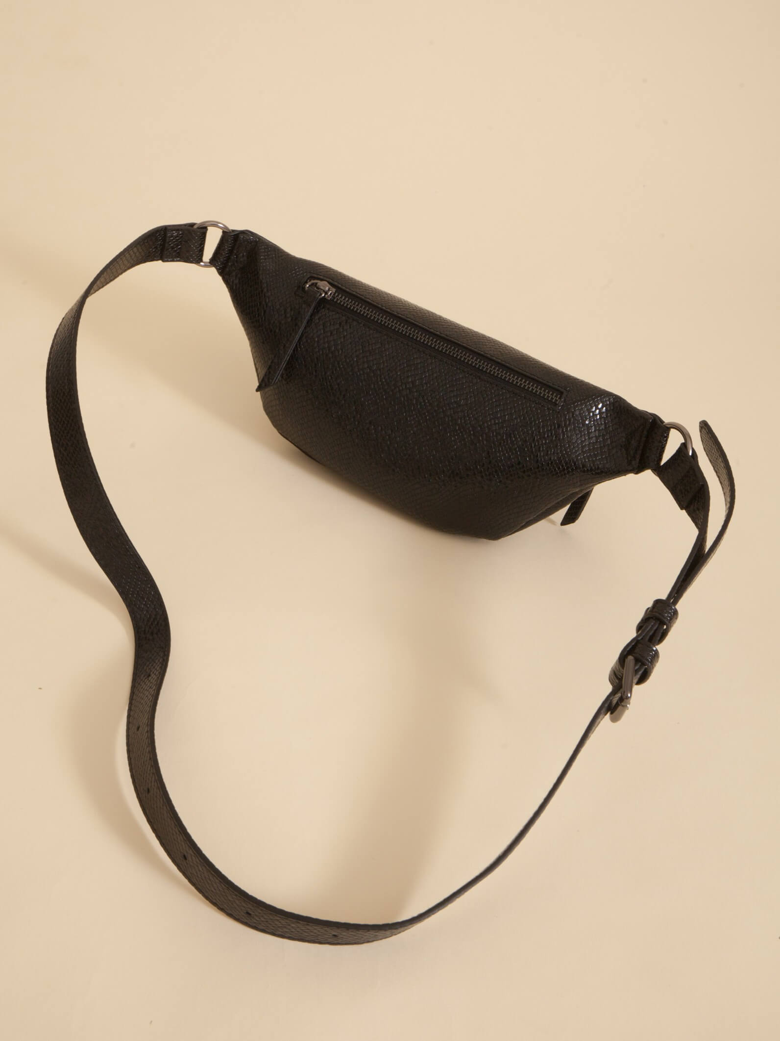 Riñonera Eva Negra De Charol con Bolsillo Antirrobo