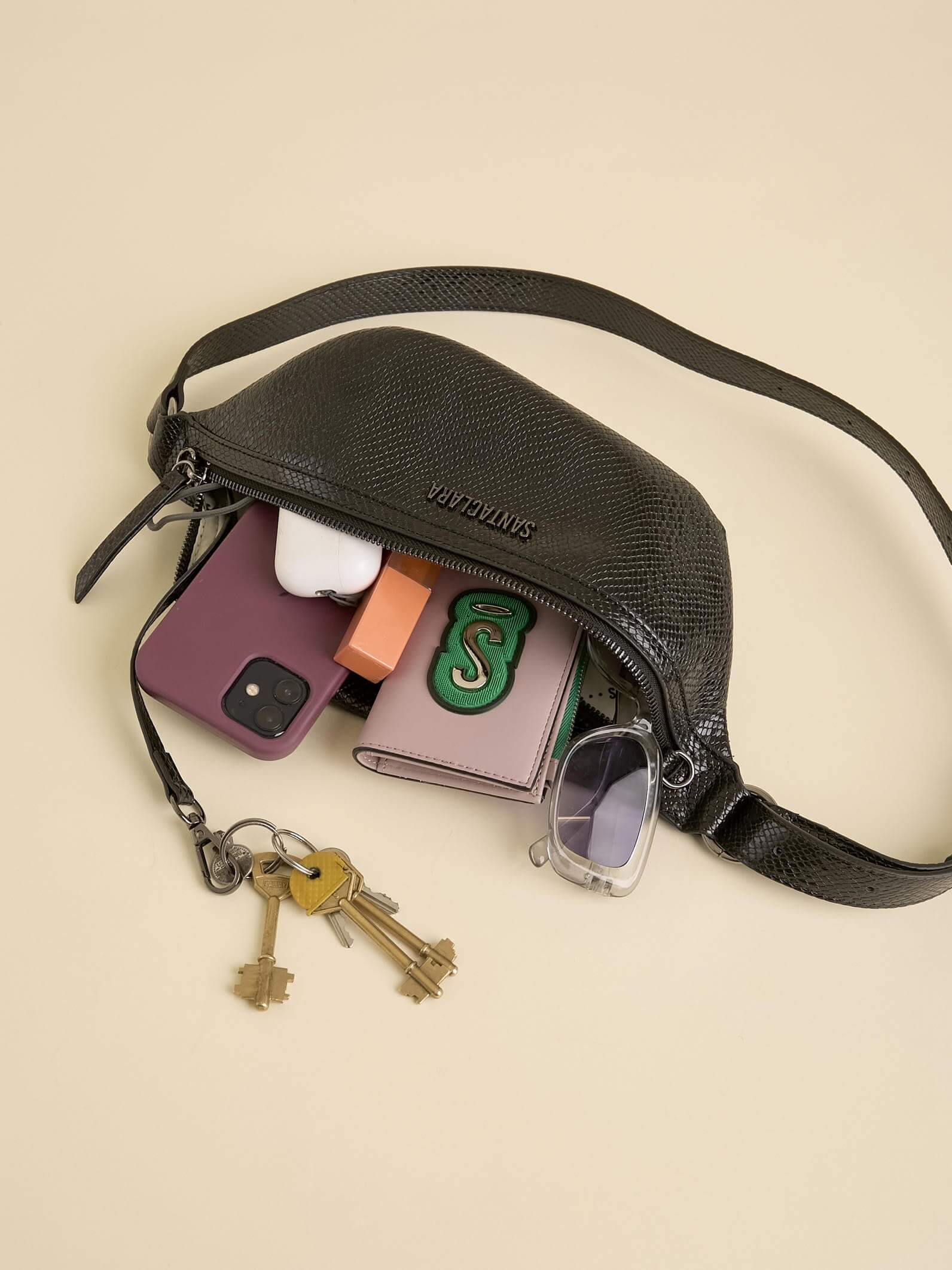 Riñonera Eva Negra De Charol con Bolsillo Antirrobo