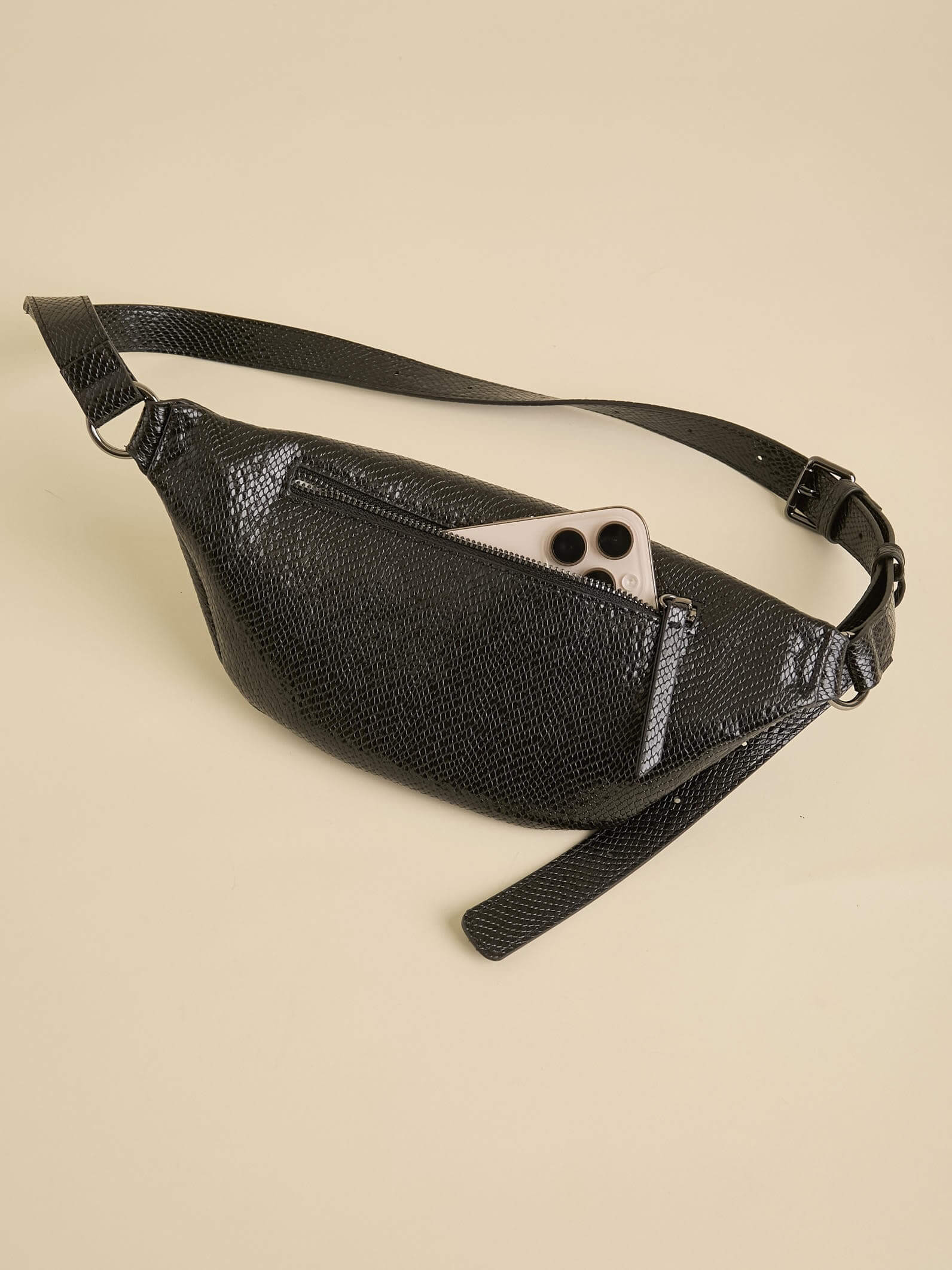 Riñonera Eva Negra De Charol con Bolsillo Antirrobo