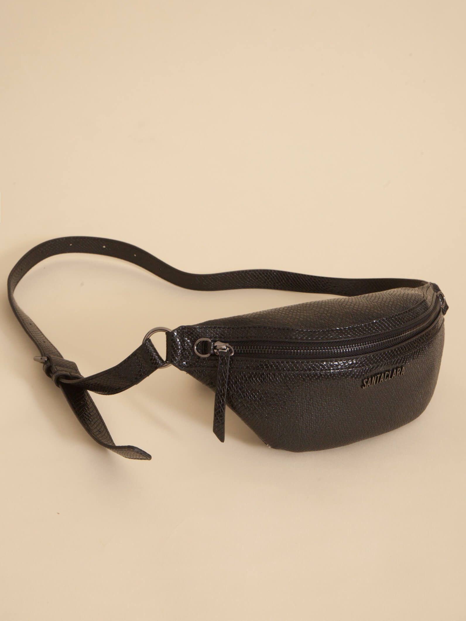 Riñonera Eva Negra De Charol con Bolsillo Antirrobo