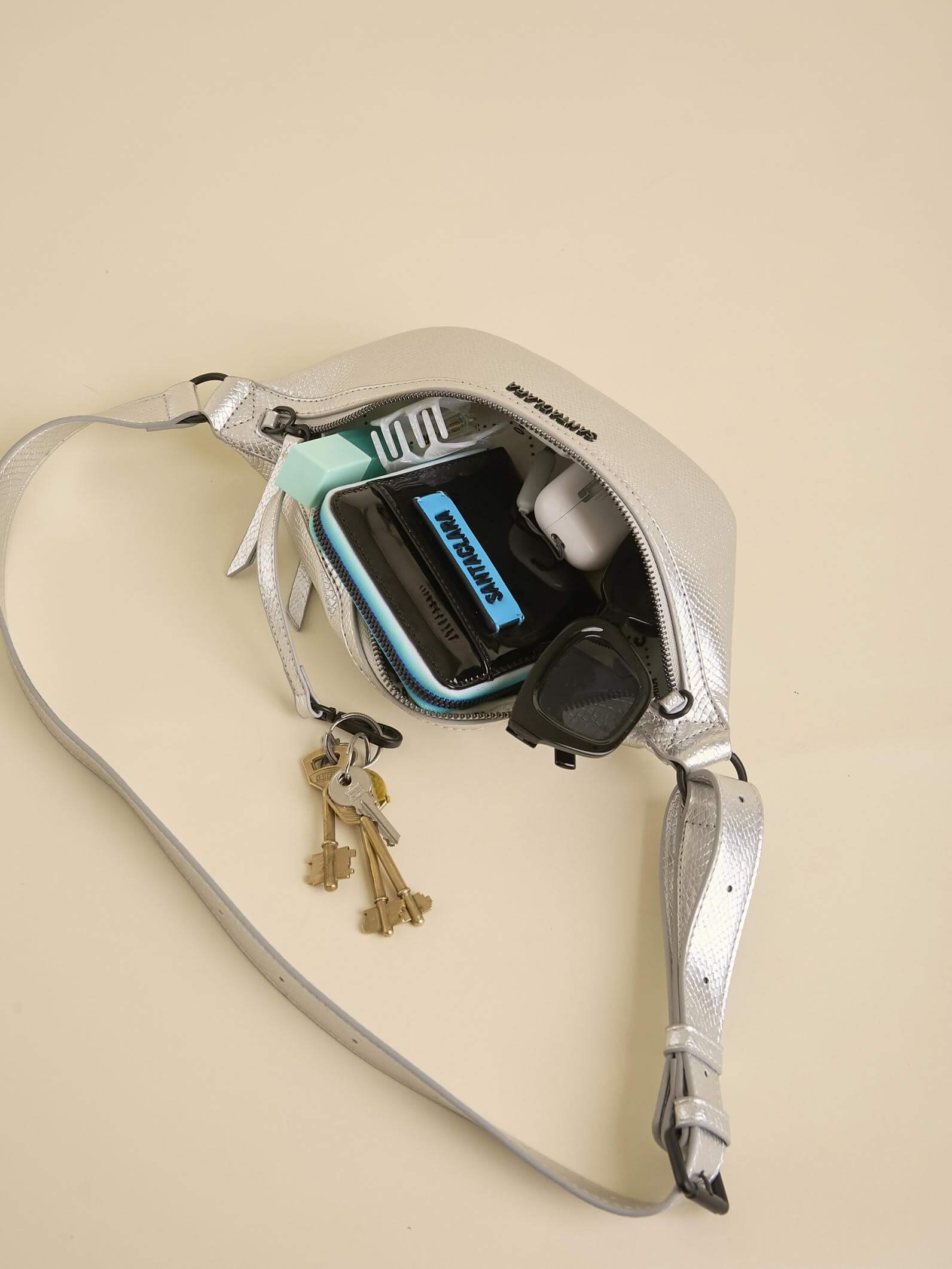 Riñonera Eva Plata De Charol con Bolsillo Antirrobo