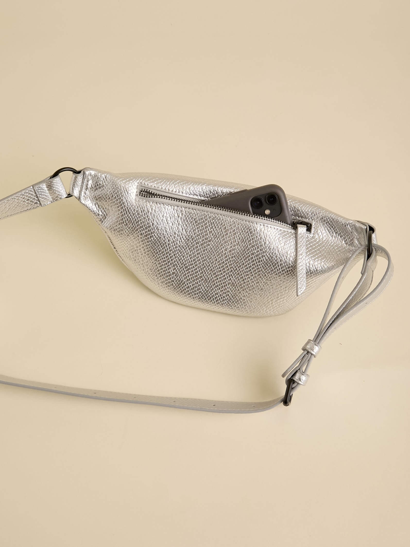 Riñonera Eva Plata De Charol con Bolsillo Antirrobo