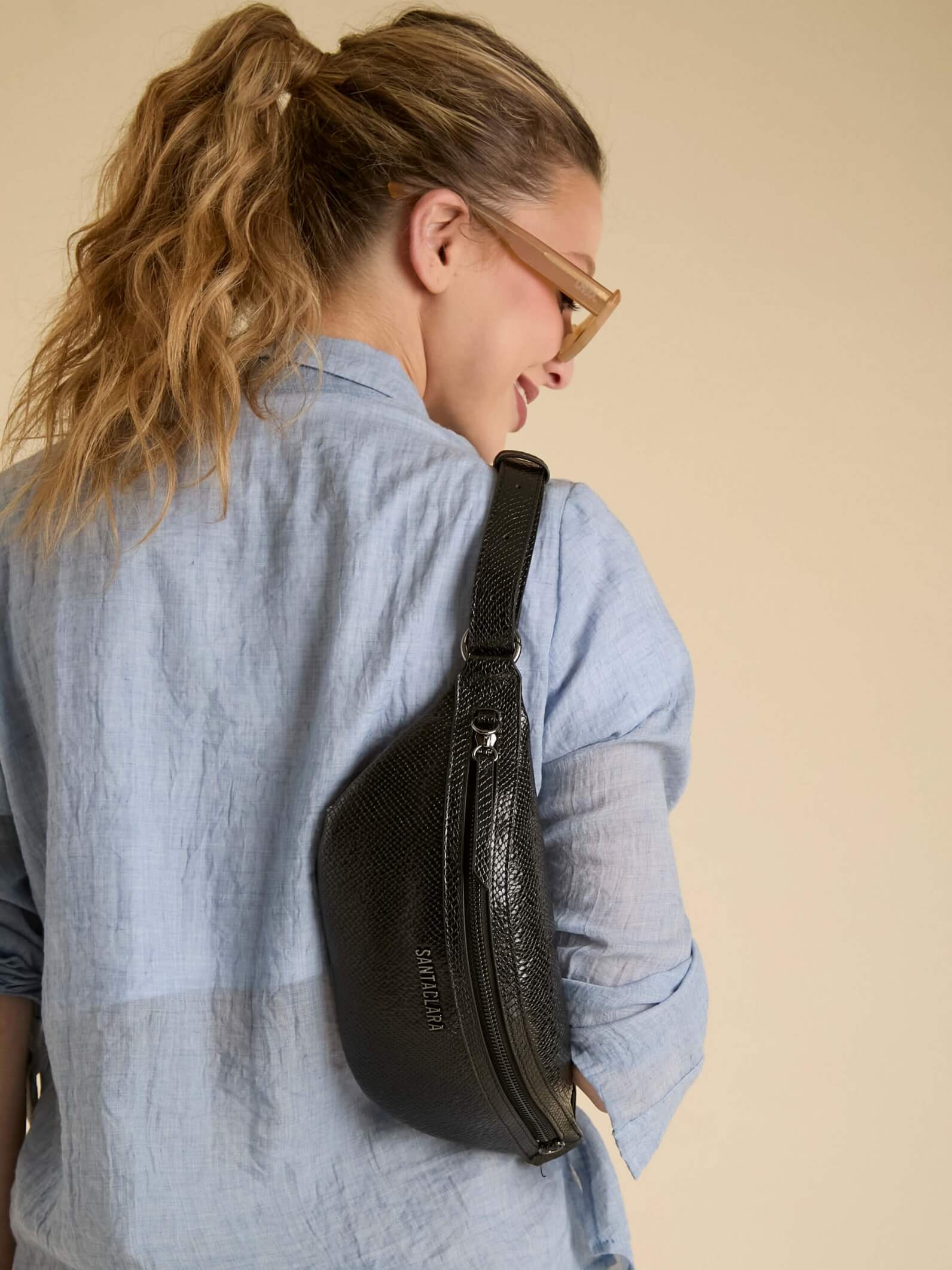 Riñonera Eva Negra De Charol con Bolsillo Antirrobo