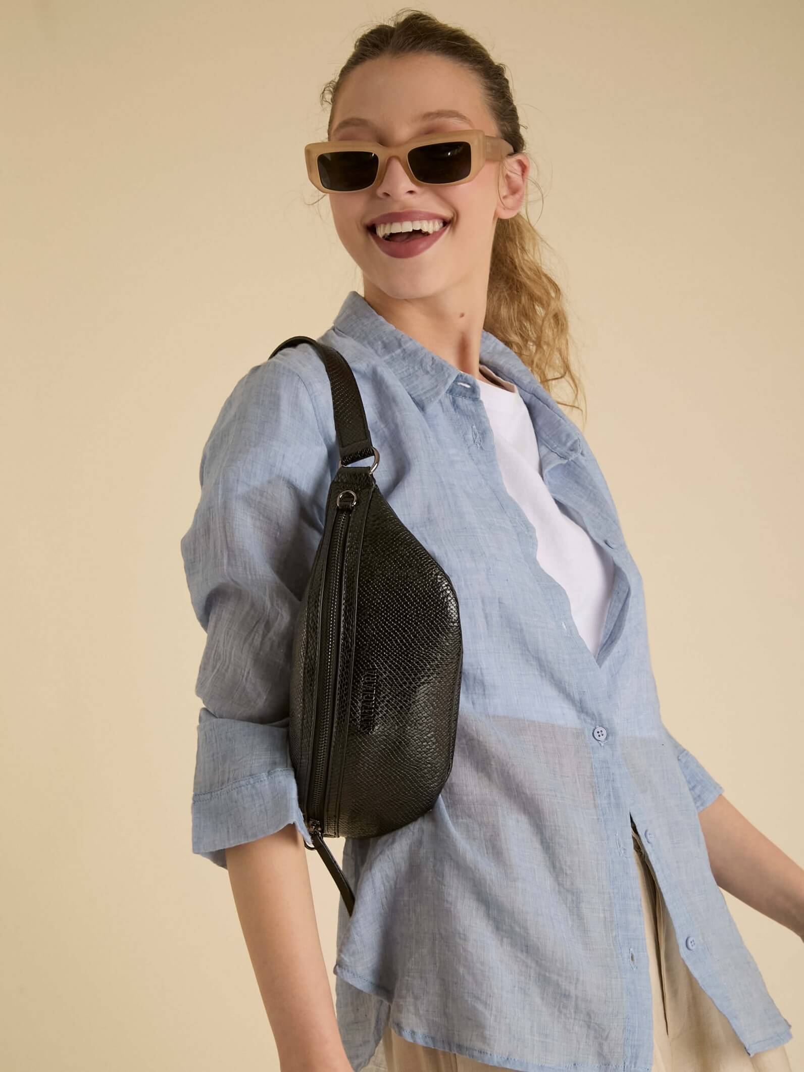 Riñonera Eva Negra De Charol con Bolsillo Antirrobo