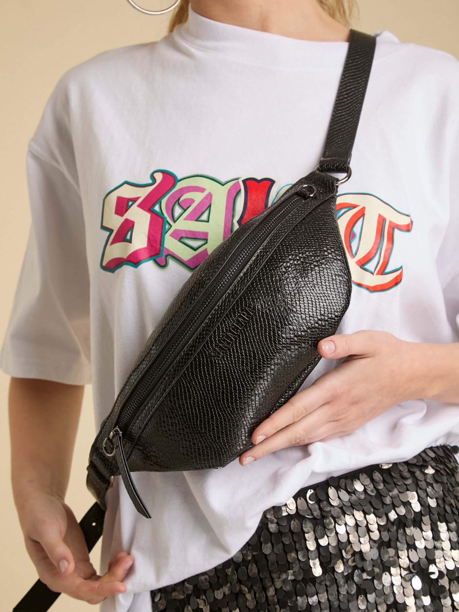 Riñonera Eva Negra De Charol con Bolsillo Antirrobo