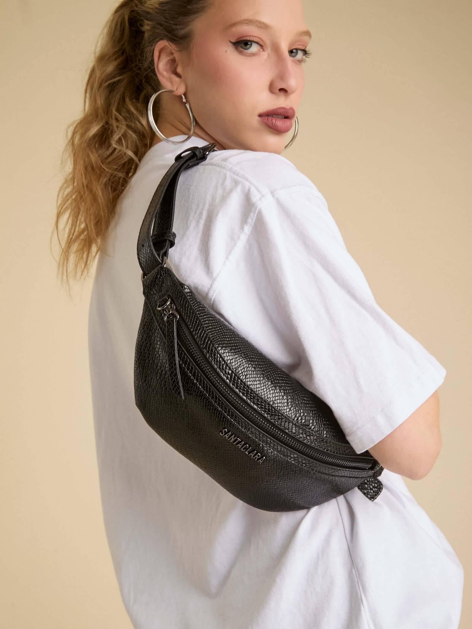 Riñonera Eva Negra De Charol con Bolsillo Antirrobo