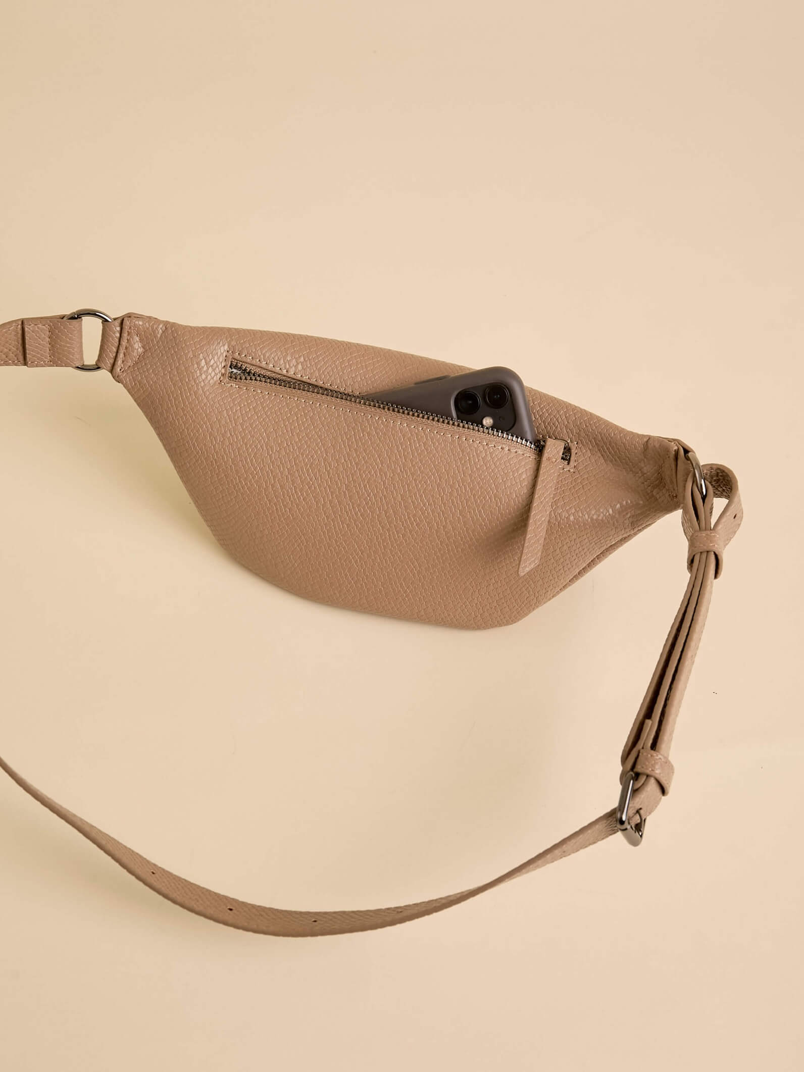 Riñonera Eva Vison De Charol con Bolsillo Antirrobo