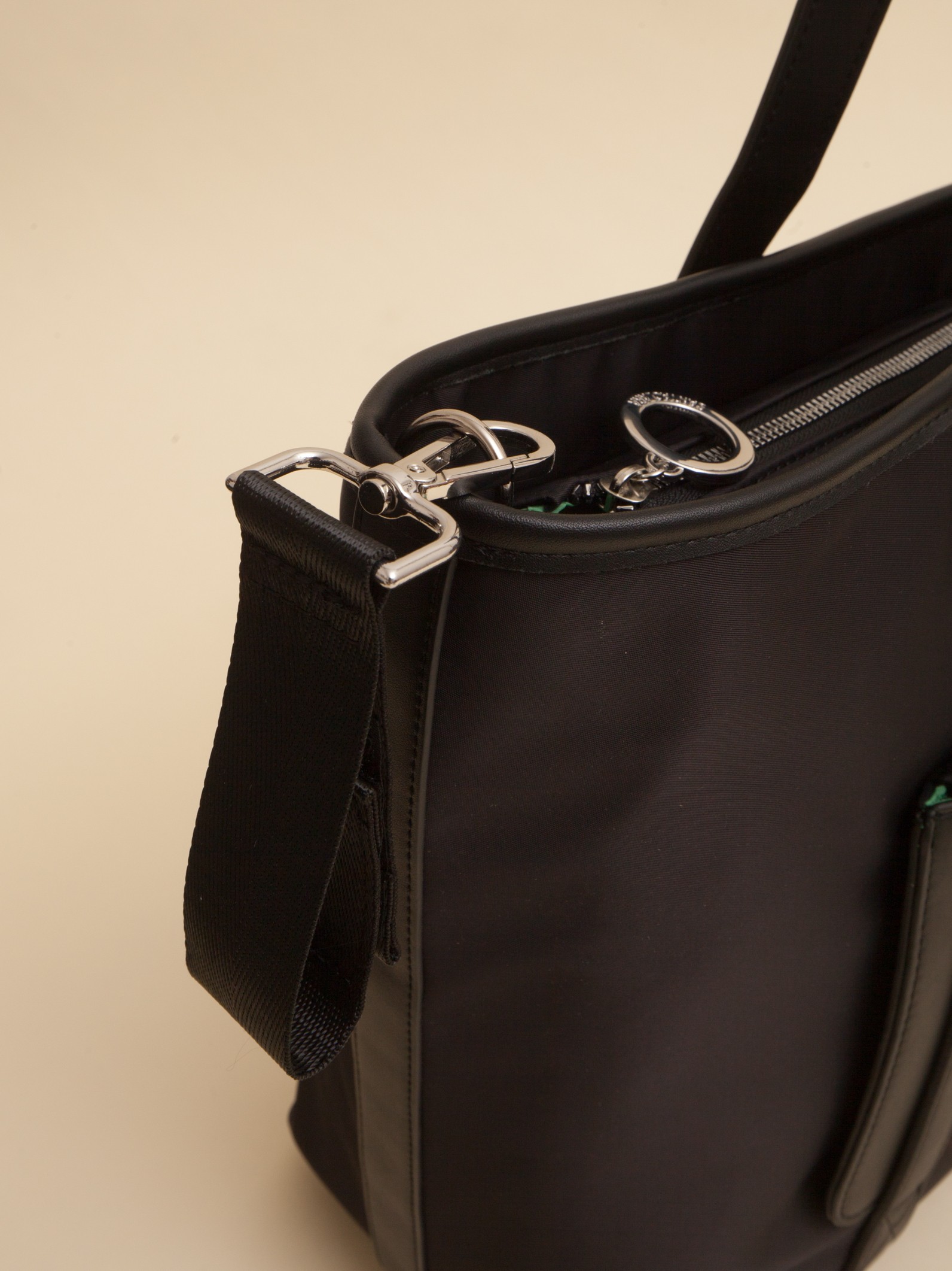 Cartera Maternal Shopper Nido Negra Con Cambiador Incluído