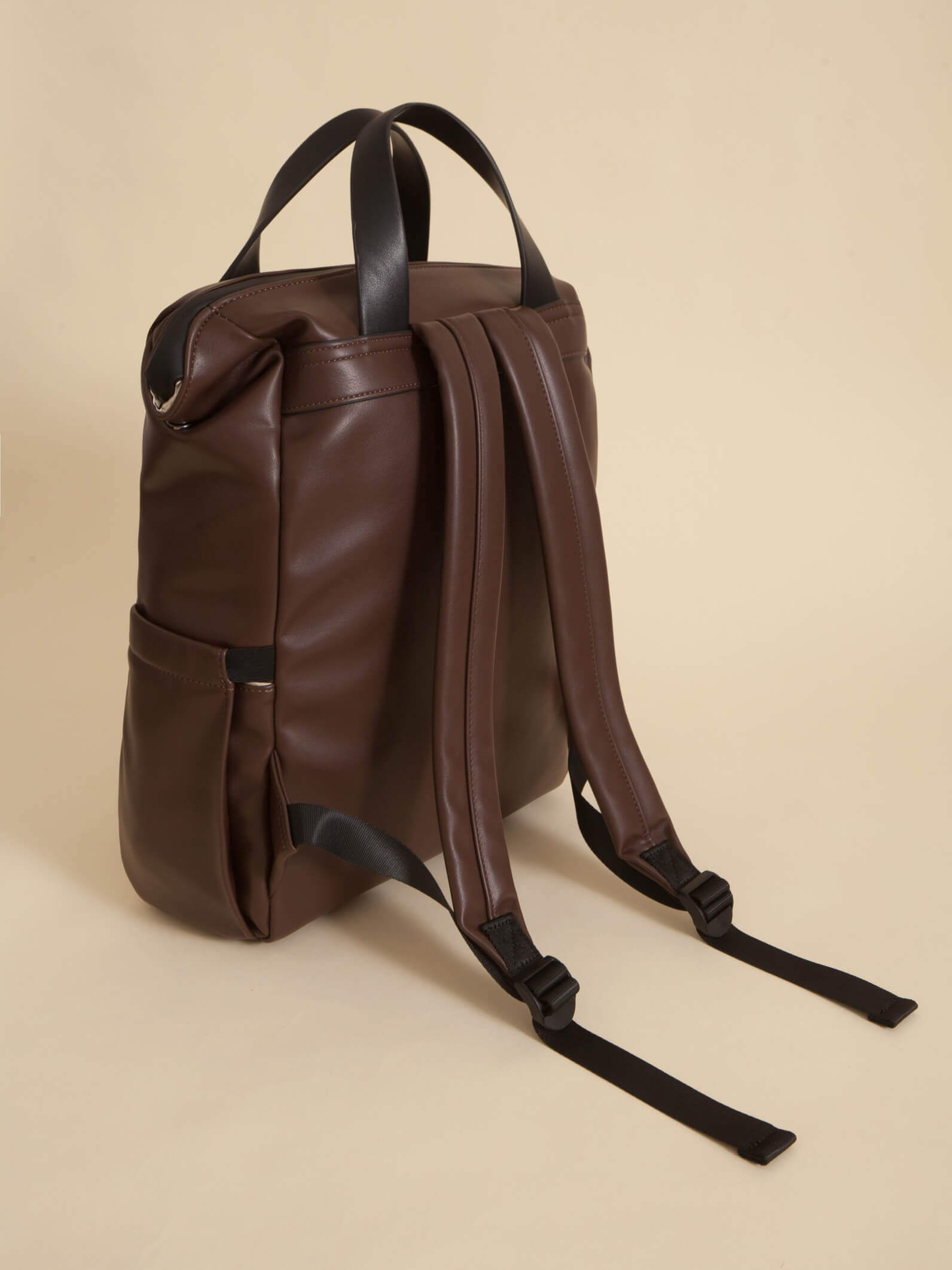 Mochila Bari Chocolate Impermeable Porta Notebook