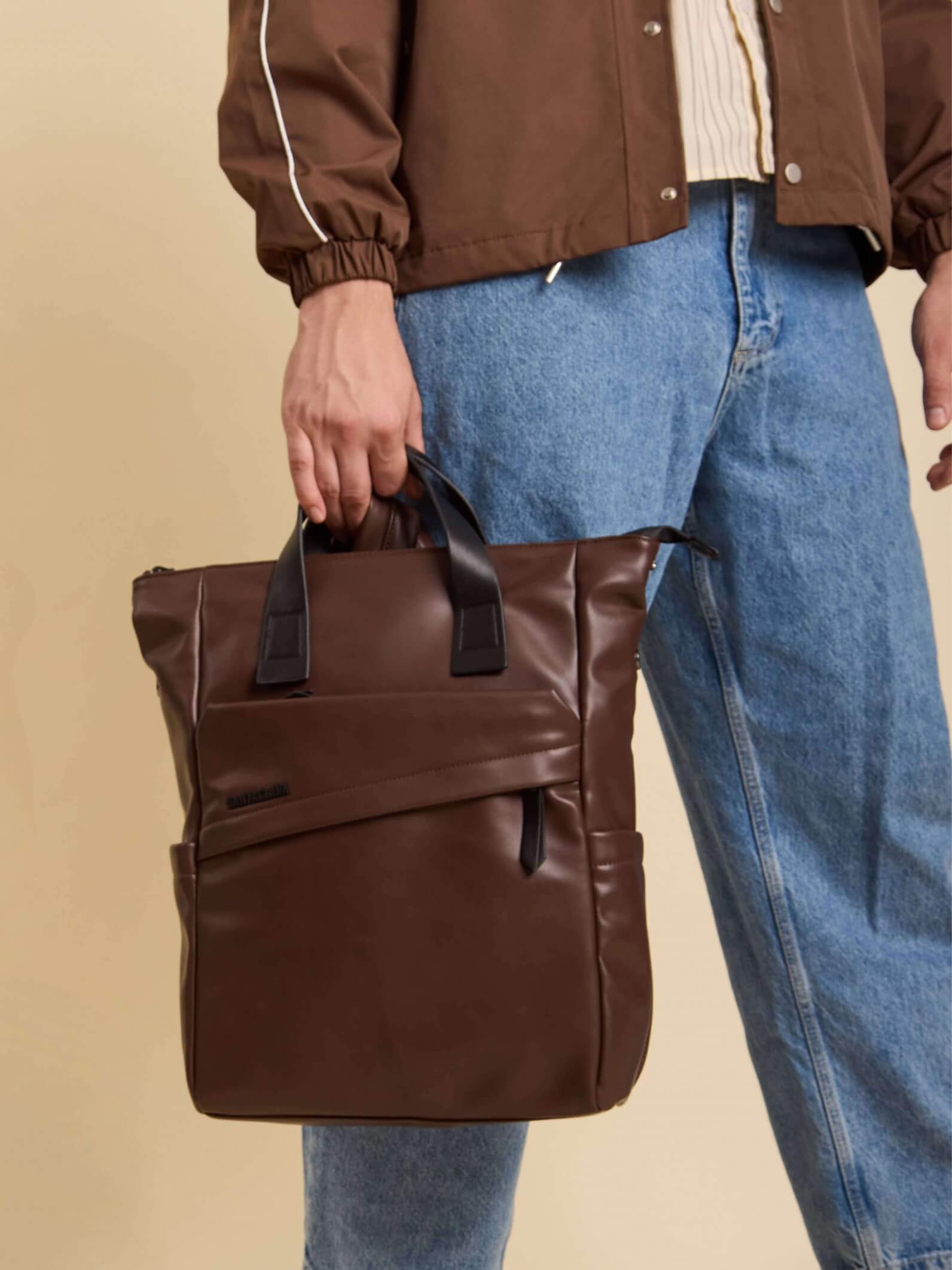 Mochila Bari Chocolate Impermeable Porta Notebook