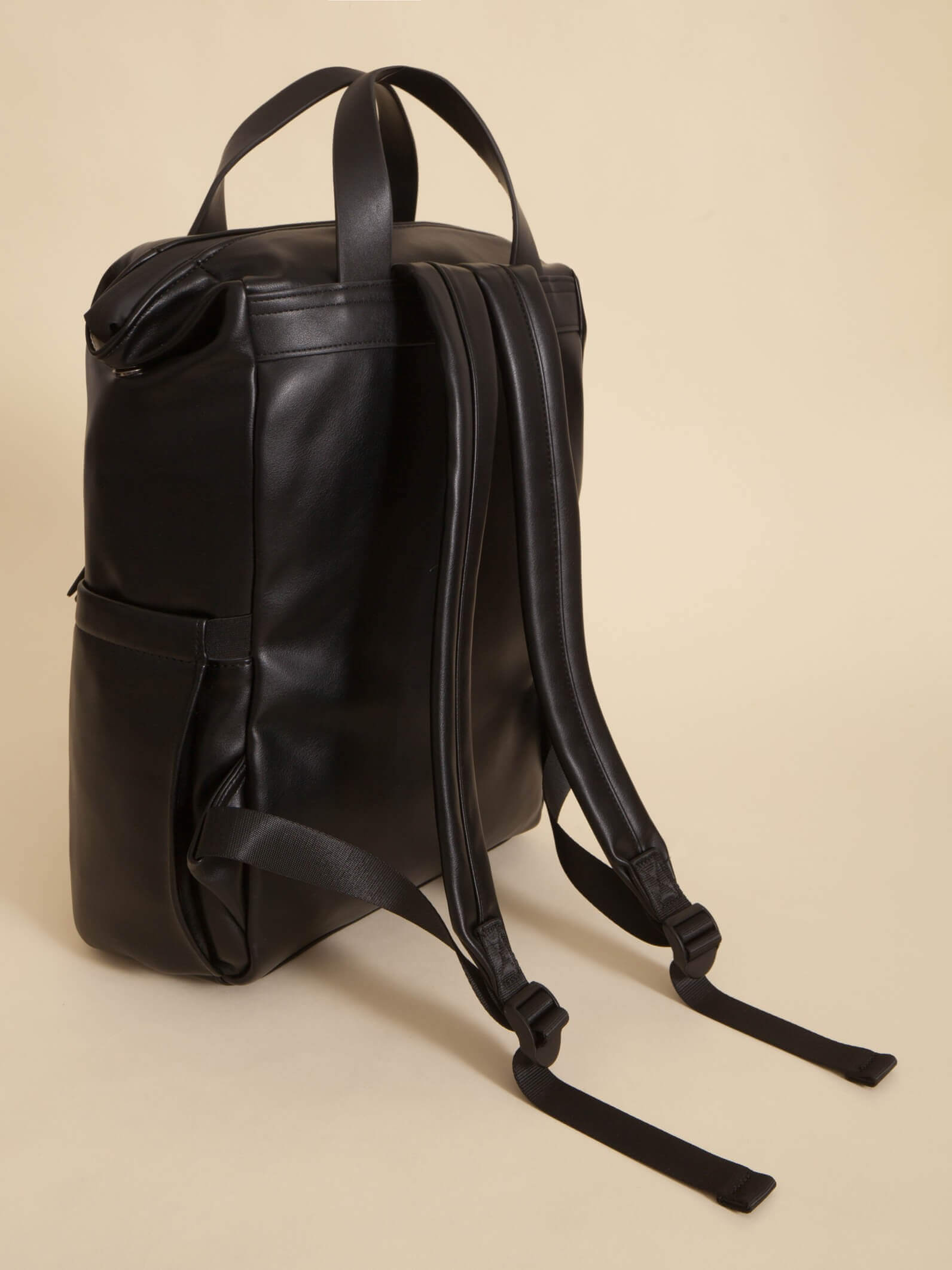 Mochila Bari Negra Impermeable Porta Notebook