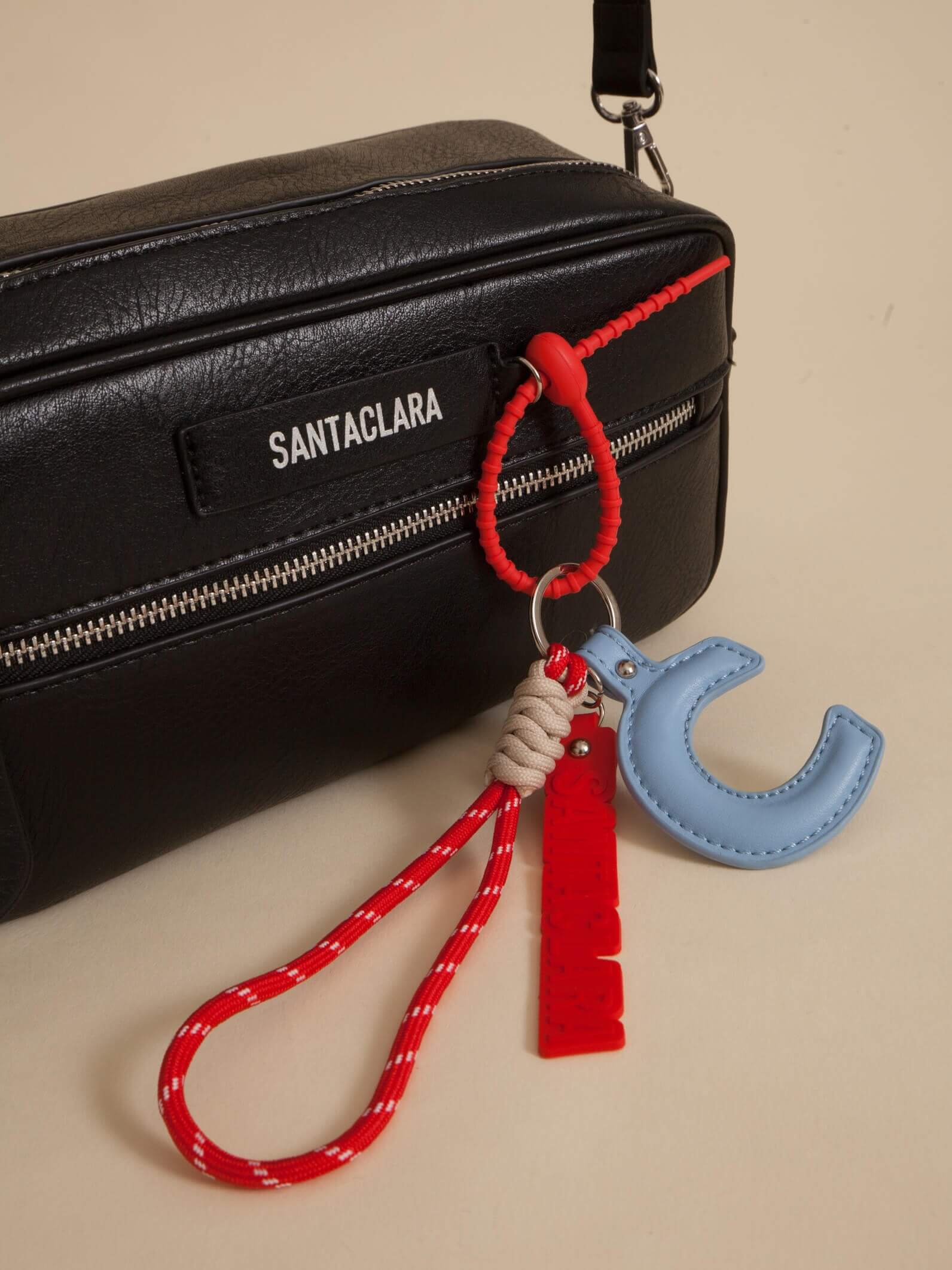 Llavero Y Charm Letra C Multicolor