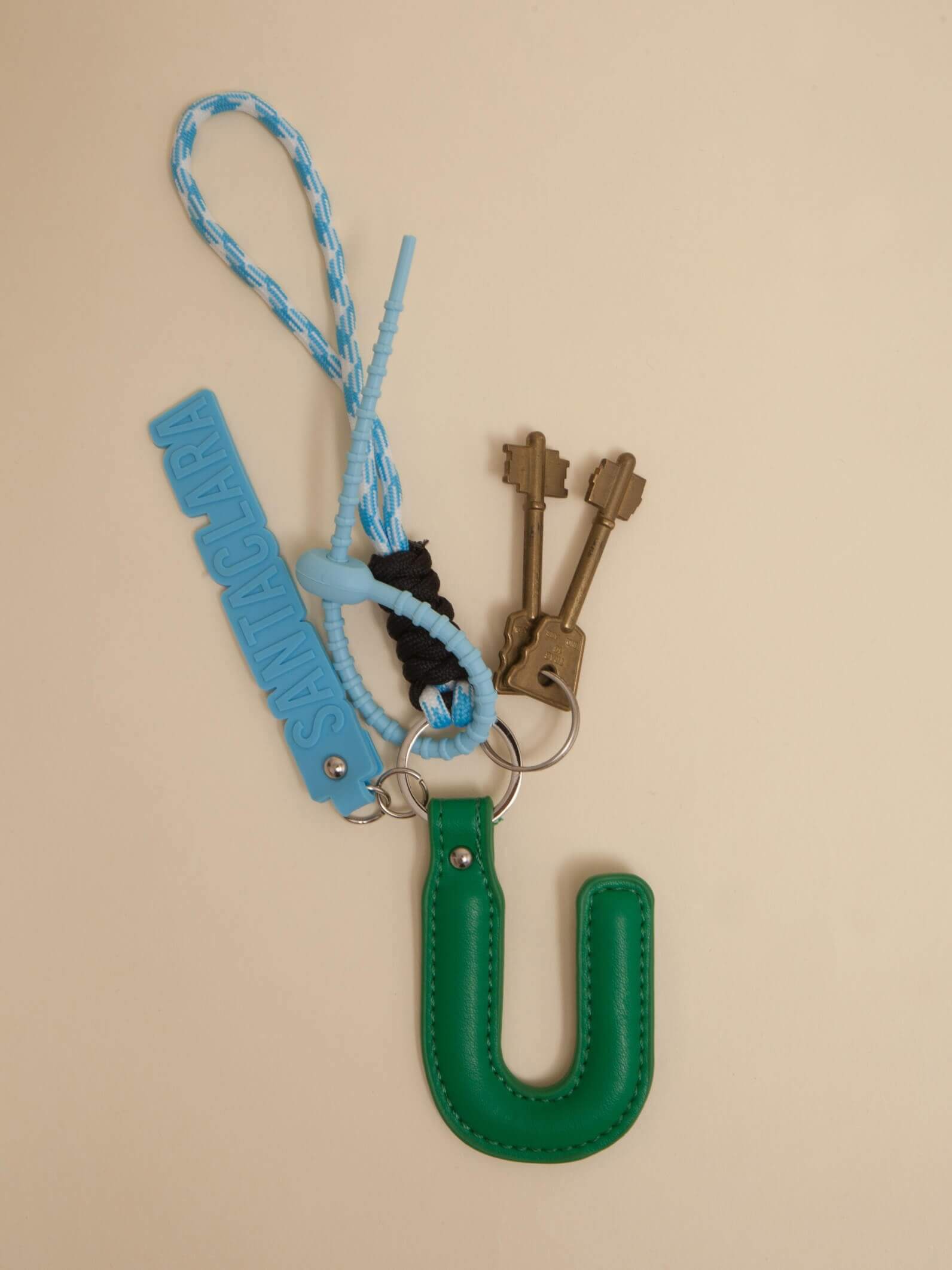 Llavero Y Charm Letra U Multicolor