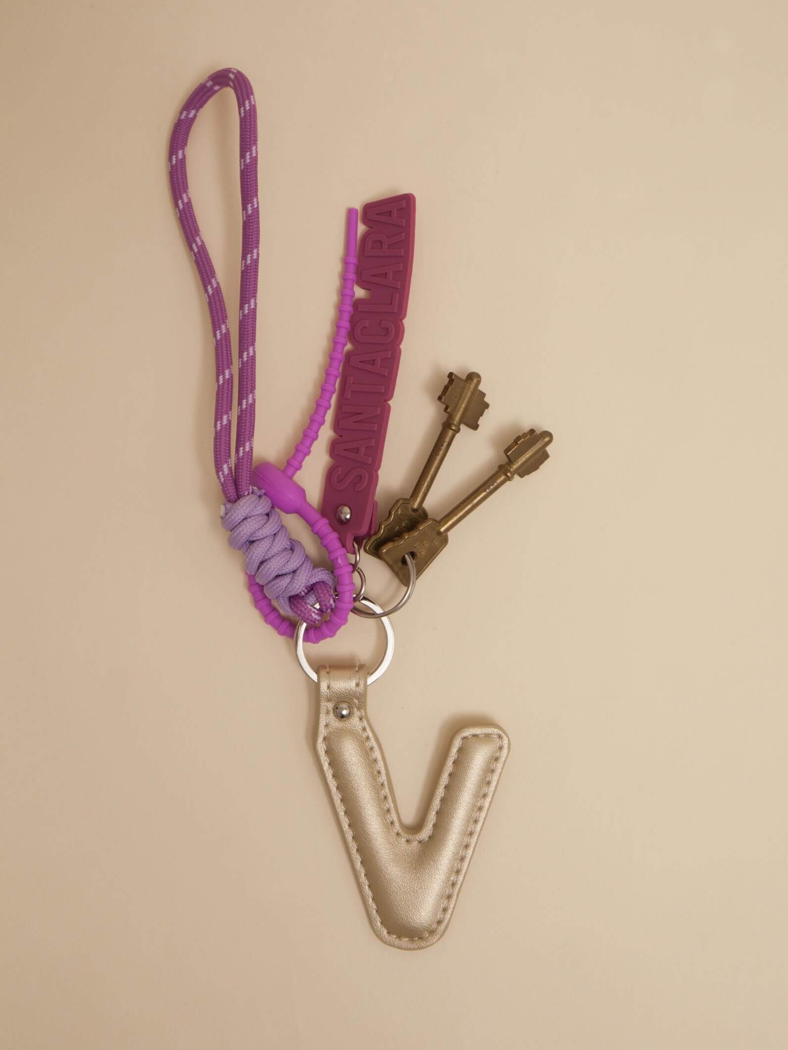 Llavero Y Charm Letra V Multicolor