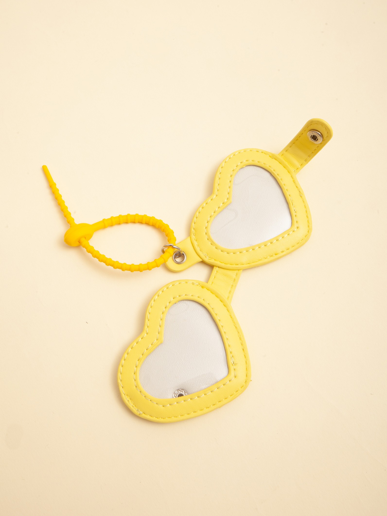 Charm Relicario Corazón Amarillo