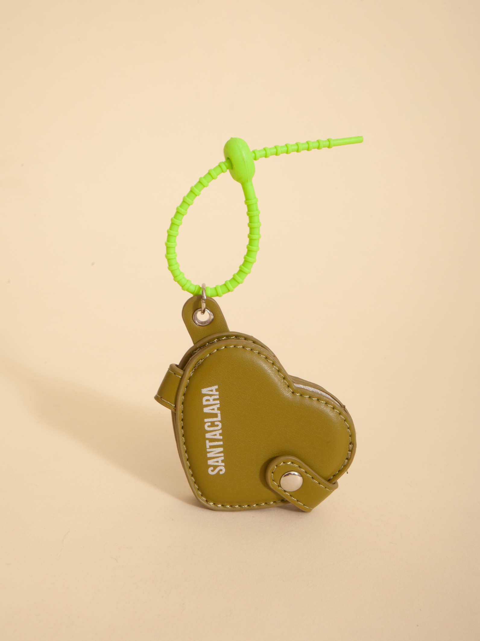 Charm Relicario Corazón Oliva