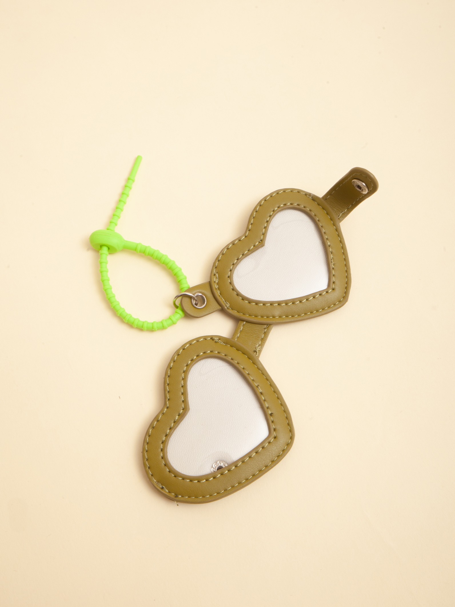 Charm Relicario Corazón Oliva