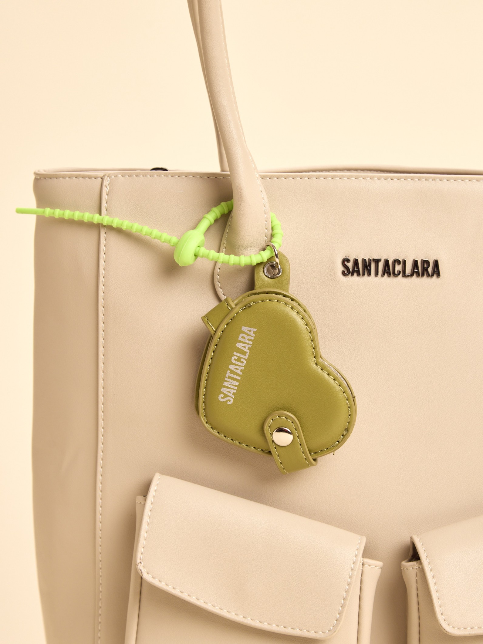Charm Relicario Corazón Oliva